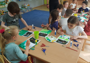 Dzieci malują zdjęcie ślimaka